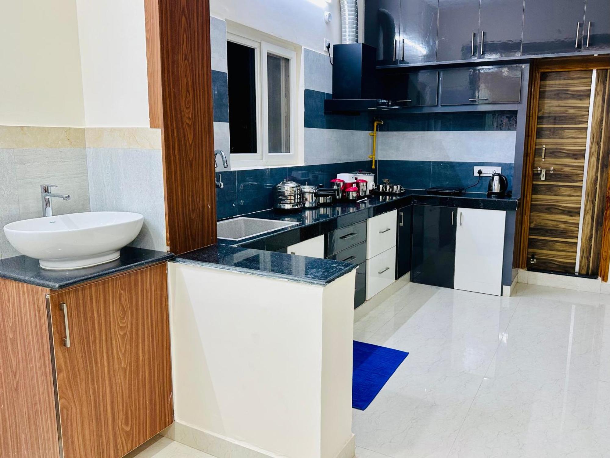 Truelife - 3Bhk Ac Apartments For Large Family - Best Location - Direct Flyover To Alipiri Gate - Walk To Ps4 Veg Restaurant - Modular Kitchen - Super Fast Wifi - Android Tv - 250 Jio Channels - Easy Access To All Temples - Top Service With Lots Of L