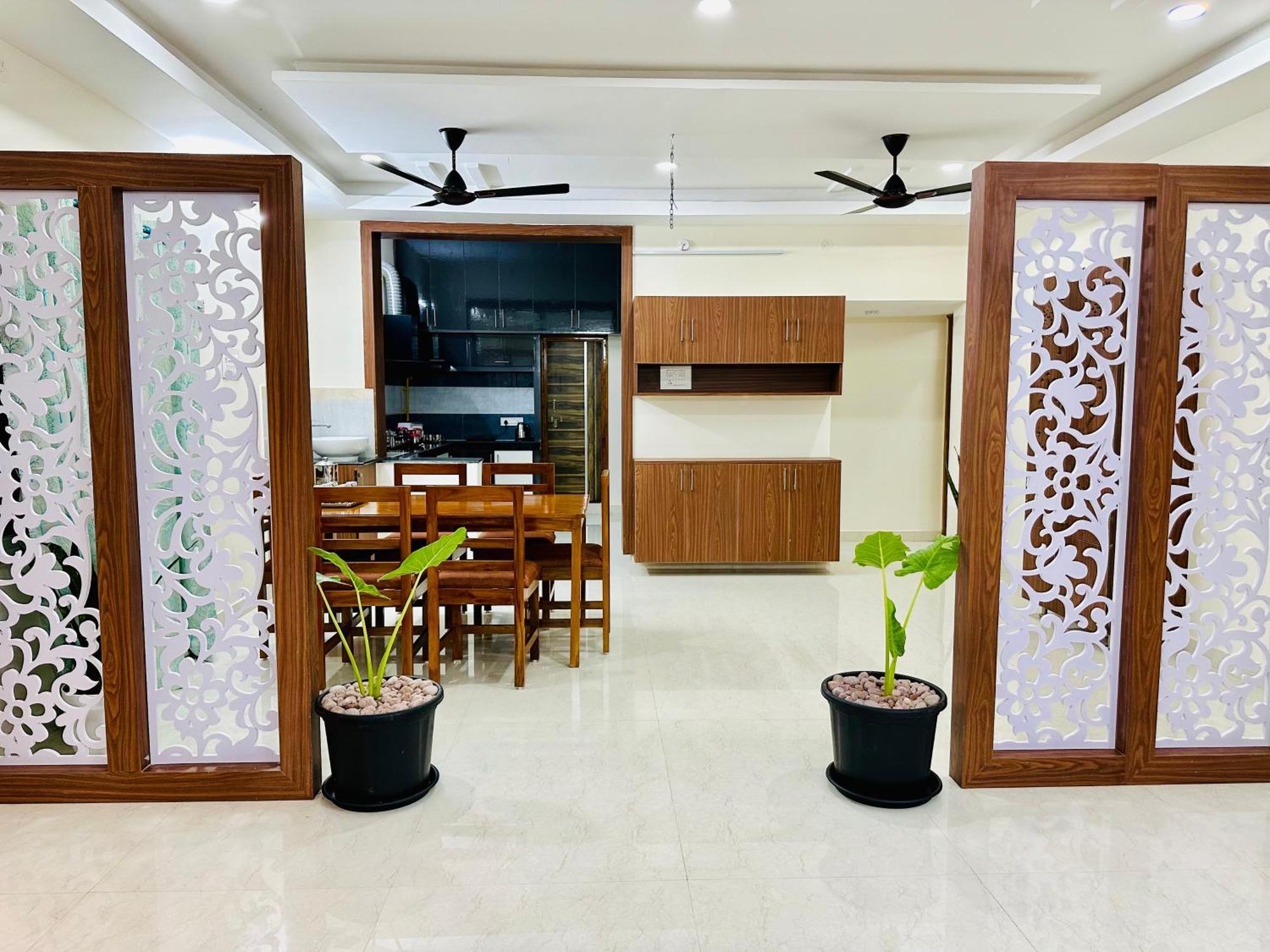Truelife - 3Bhk Ac Apartments For Large Family - Best Location - Direct Flyover To Alipiri Gate - Walk To Ps4 Veg Restaurant - Modular Kitchen - Super Fast Wifi - Android Tv - 250 Jio Channels - Easy Access To All Temples - Top Service With Lots Of L Tirupati